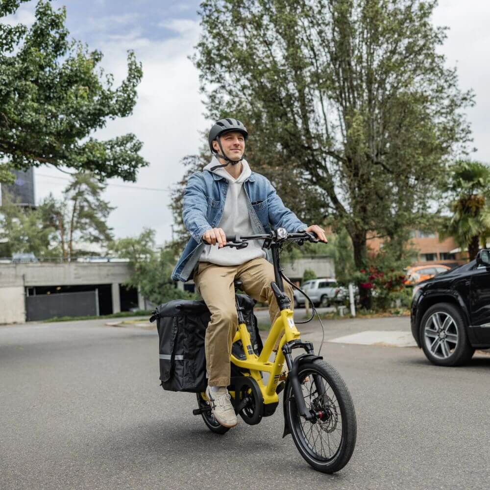 Homme roulant en vélo électrique dans les banlieues de Montréal