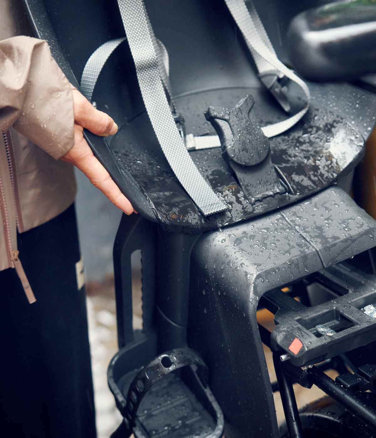 Attaching a baby seat to the rear carrier on a carrie2