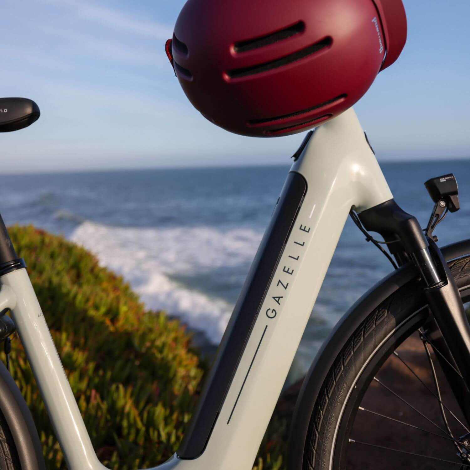 Gazelle Arroyo C8 Dutch design electric bike with integrated battery