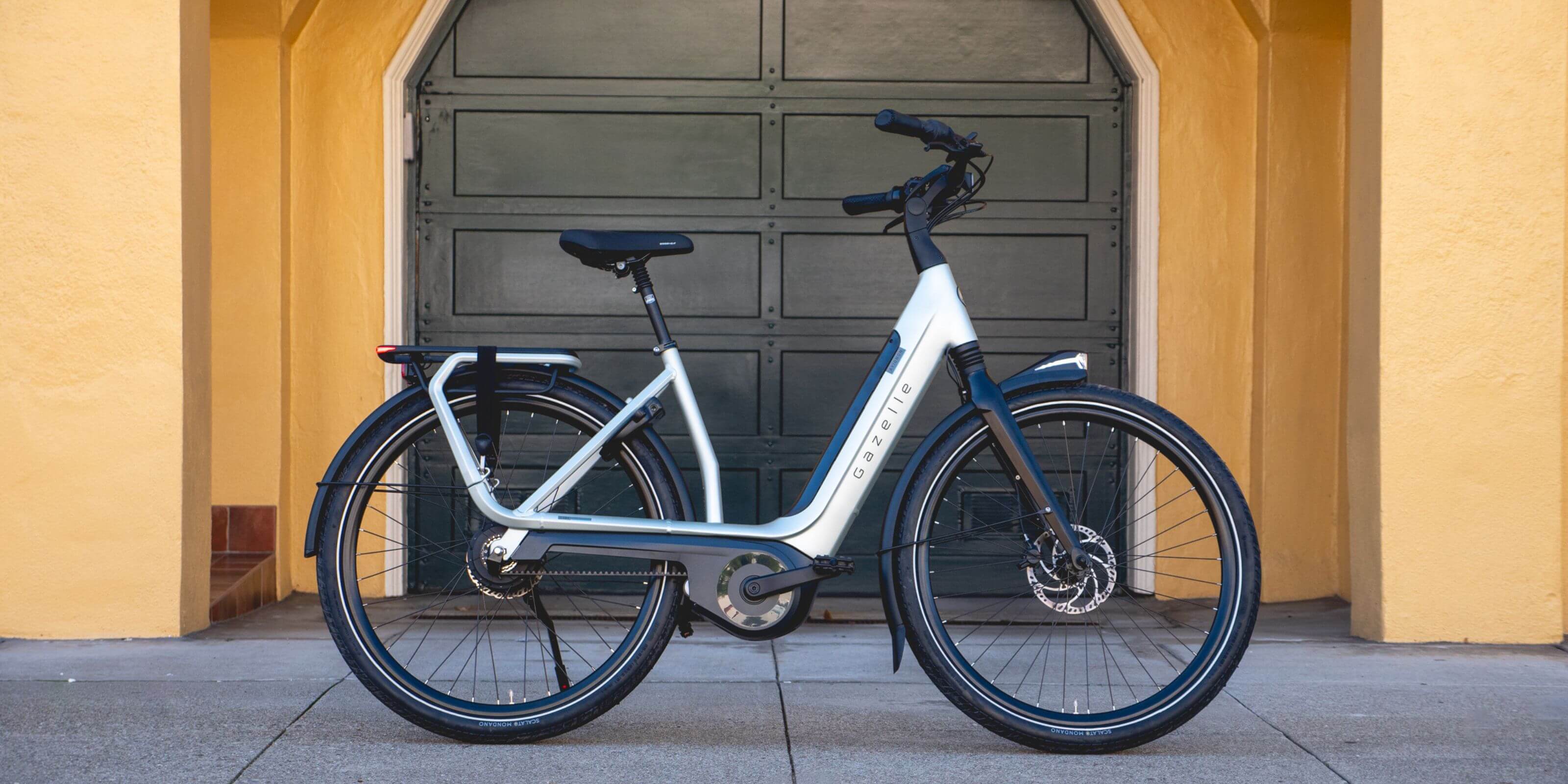 https://scooteretti.com/cdn/shop/files/Gazelle_Avignon_Canada.jpg?v=1691182774&width=3200