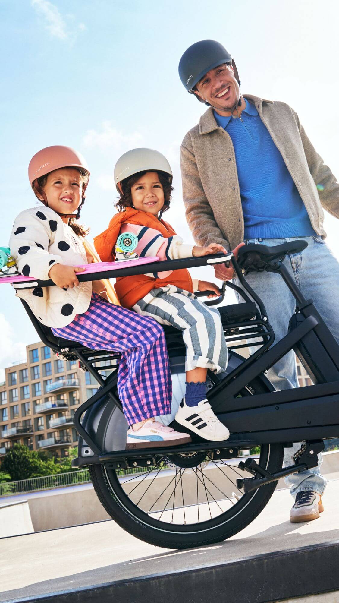 father and children with Urban Arrow Breeze in Canada