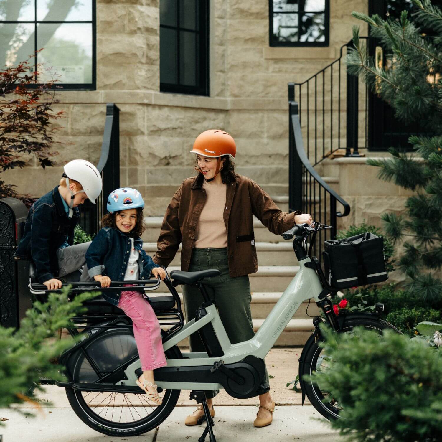 Low front angle of the Urban Arrow Breeze highlighting the integrated footrests and spoke guards