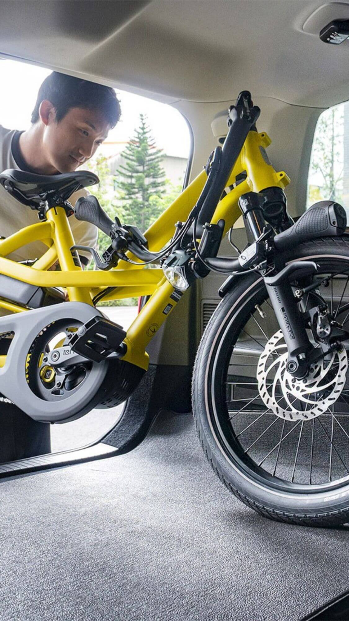 Person folding the handlebars on the Tern HSD P10e electric cargo bike
